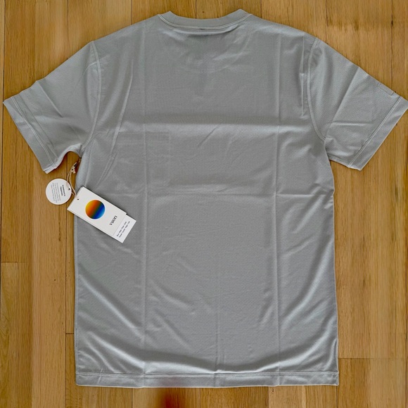 Vuori NWT Men’s Tradewind Performance Tee in light gray Size M - Picture 3 of 7